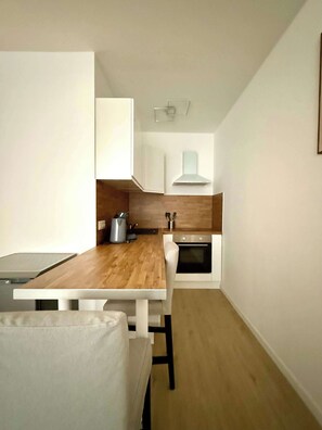 Fridge, oven, stovetop, coffee/tea maker