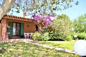 Outdoor dining - <b></b>Located on the southeastern coast of Sardinia, 20 km from Villasimius, <b>Villa Venere</b> is situated approximately 2 km from the center of Costa Rei. Surrounded by a spacious and well-kept private garden of about 200 sqm, this charming villa is  (Costa Rei)