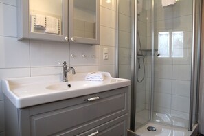 Shower - Upper deck starboard - Holiday apartment upper deck starboard with dog permit and (Krummhörn)