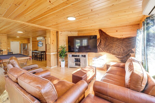 Living area - Cozy 1-bedroom house in quaint Patten with AC comfort. Snowmobile and 4x4 nearby (Patten)