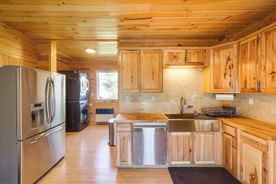 Cozy 1-bedroom house in quaint Patten with AC comfort. Snowmobile and 4x4 nearby