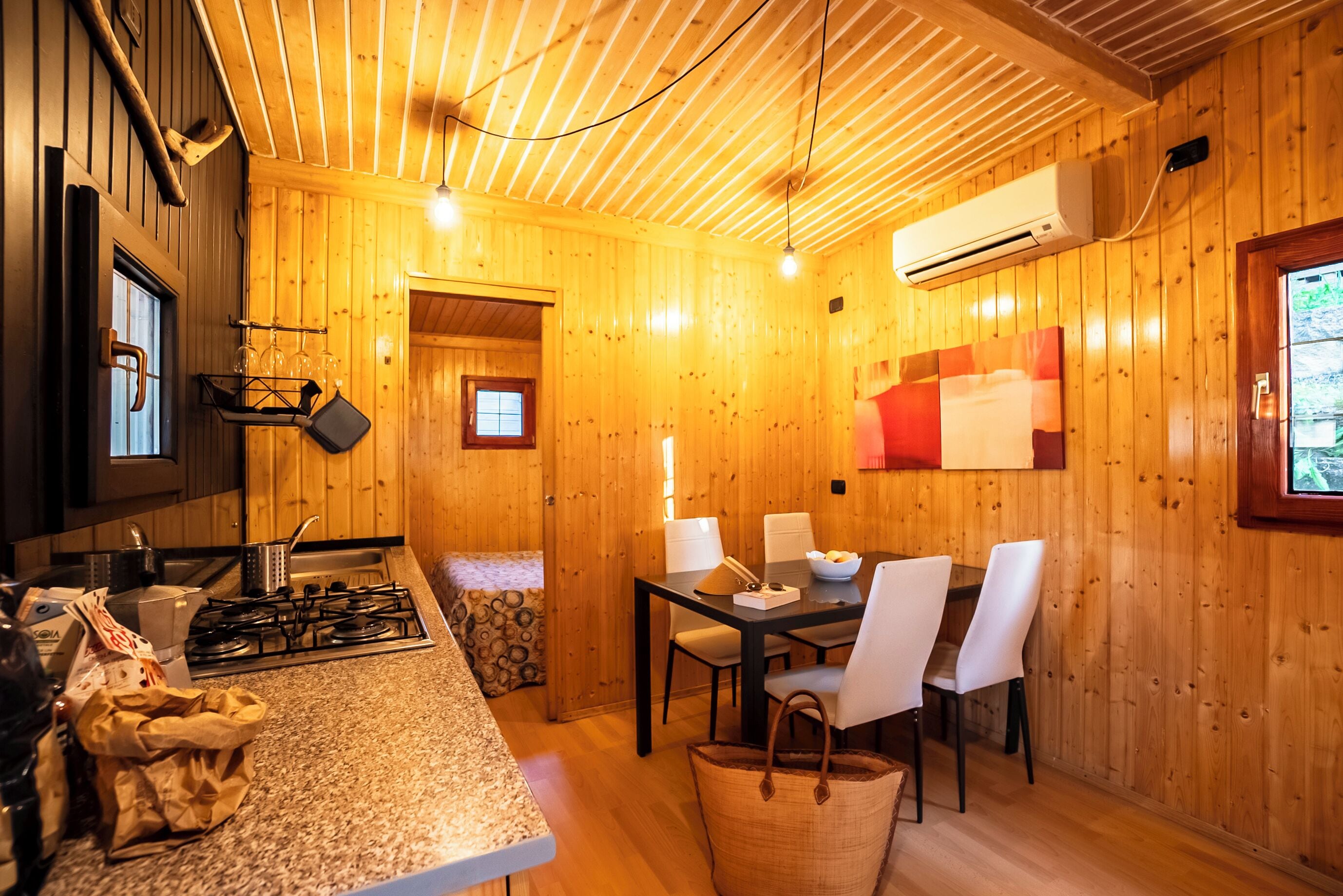 Alpehytte - tekøkken | Privat køkken | Køleskab/fryser i fuld størrelse, mikrobølgeovn, kogeplade, brødrister