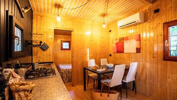 Chalet, angolo cottura | Cucina privata | Frigorifero con congelatore, microonde, piano cottura, tostapane