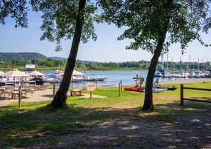 Magánstrand, röplabda, tengerparti bár és kajakozás