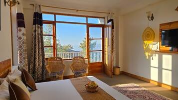 Deluxe Room, Balcony, Mountain View | Living area