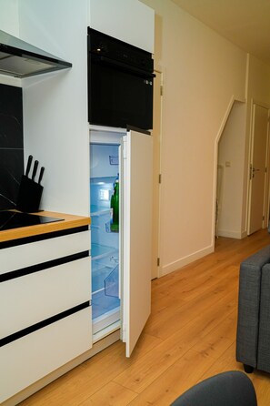 Apartamento básico | Cocina privada | Frigorífico, horno, placa de cocina y utensilios de cocina