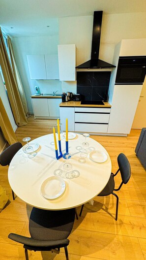 Apartamento básico | Cocina privada | Frigorífico, horno, placa de cocina y utensilios de cocina