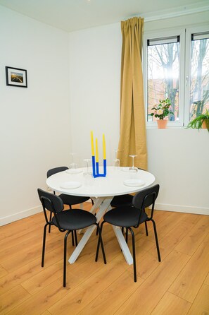 Departamento básico | Cocina privada | Refrigerador, horno, parrilla de estufa y utensilios de cocina