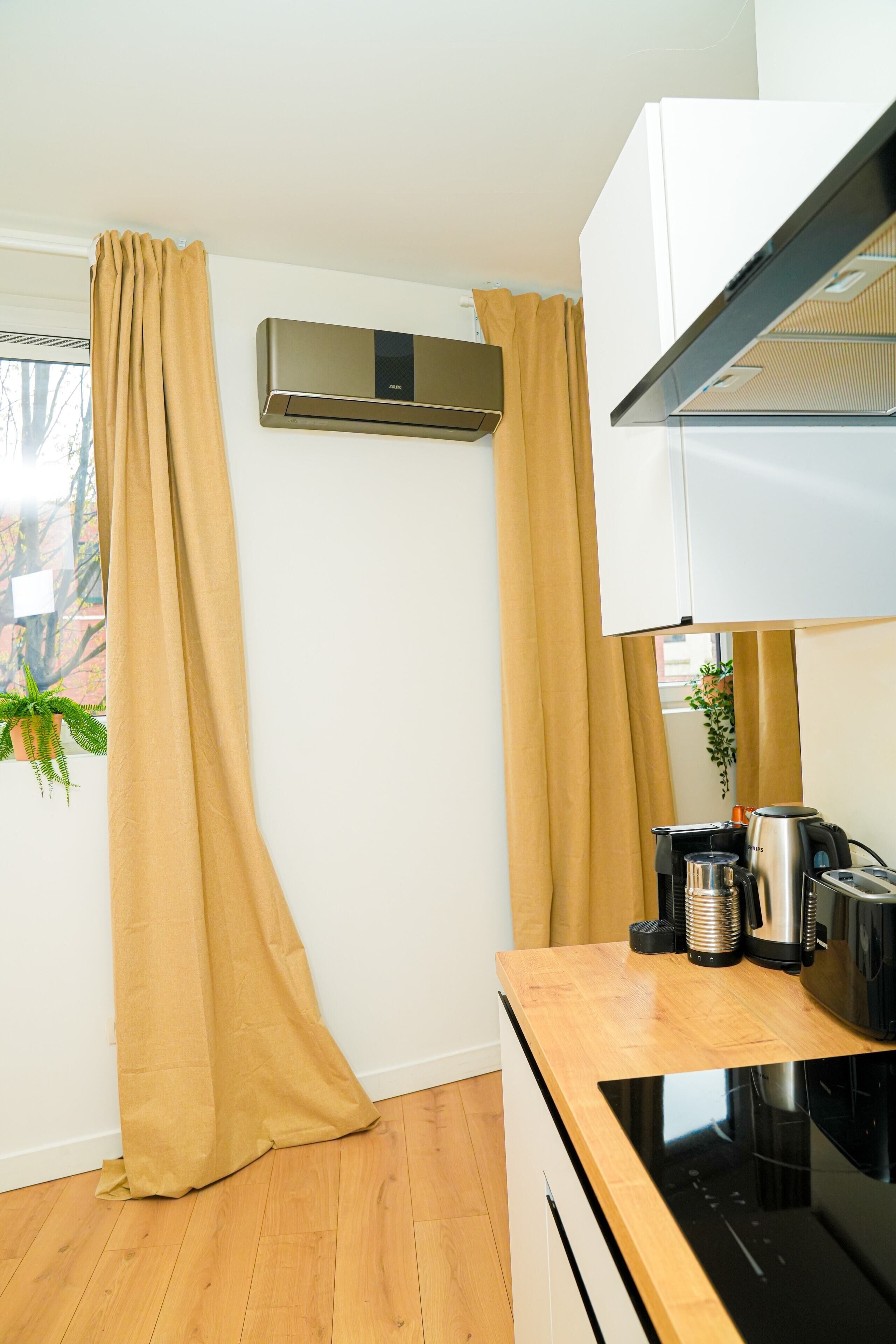 Basic Apartment | Private kitchen | Fridge, oven, stovetop, cookware/dishes/utensils