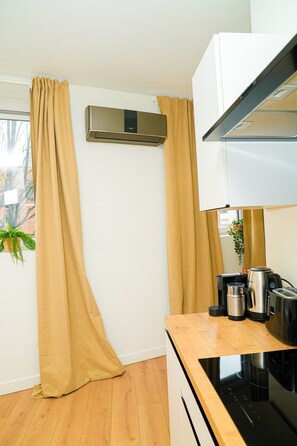 Departamento básico | Cocina privada | Refrigerador, horno, parrilla de estufa y utensilios de cocina