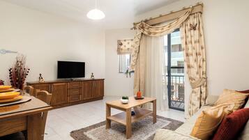 Apartment, 2 Bedrooms, Non Smoking, Kitchen | Living area