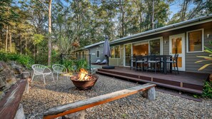 Outdoor dining - Verrierdale Retreat - Noosa Hinterland Hideaway (Verrierdale)
