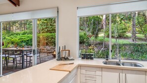 Fridge, microwave, oven, stovetop - Verrierdale Retreat - Noosa Hinterland Hideaway (Verrierdale)