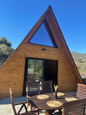 Outdoor dining. Spacious Mountain Retreat with Outdoor BBQ - Perfect for Gatherings