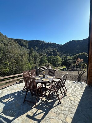Outdoor dining - Private Glamping Cabin with BBQ - Ideal Family Getaway (Limasol)