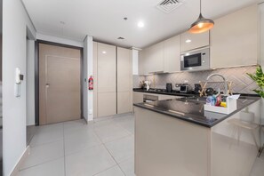 Fridge, microwave, oven, stovetop - Easy Access to Community Parks & Green Spaces,15 minutes drive to Miracle Garden – Rigel, JVC (Dubai)