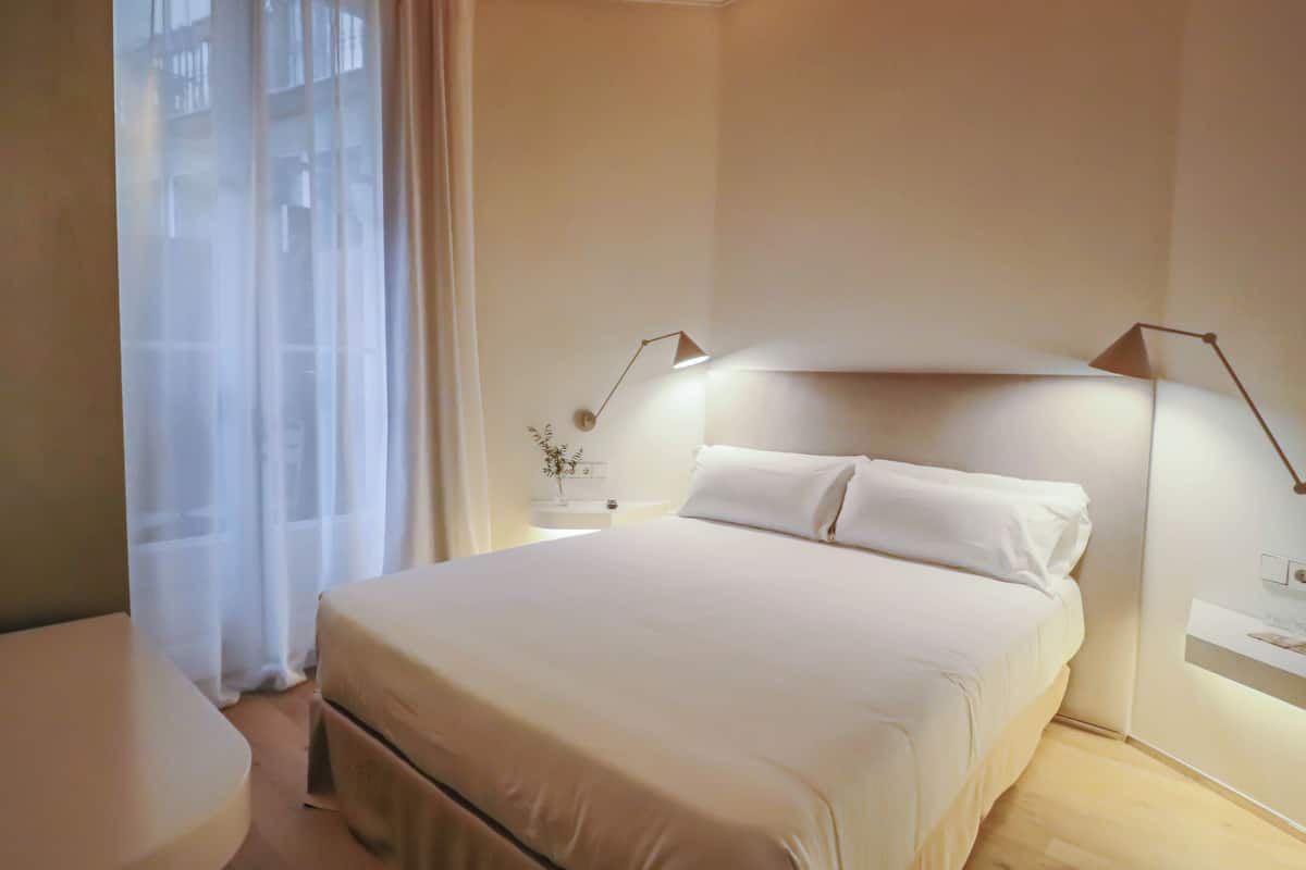 Signature Double Room (Essència) | In-room safe, desk, blackout drapes, free WiFi