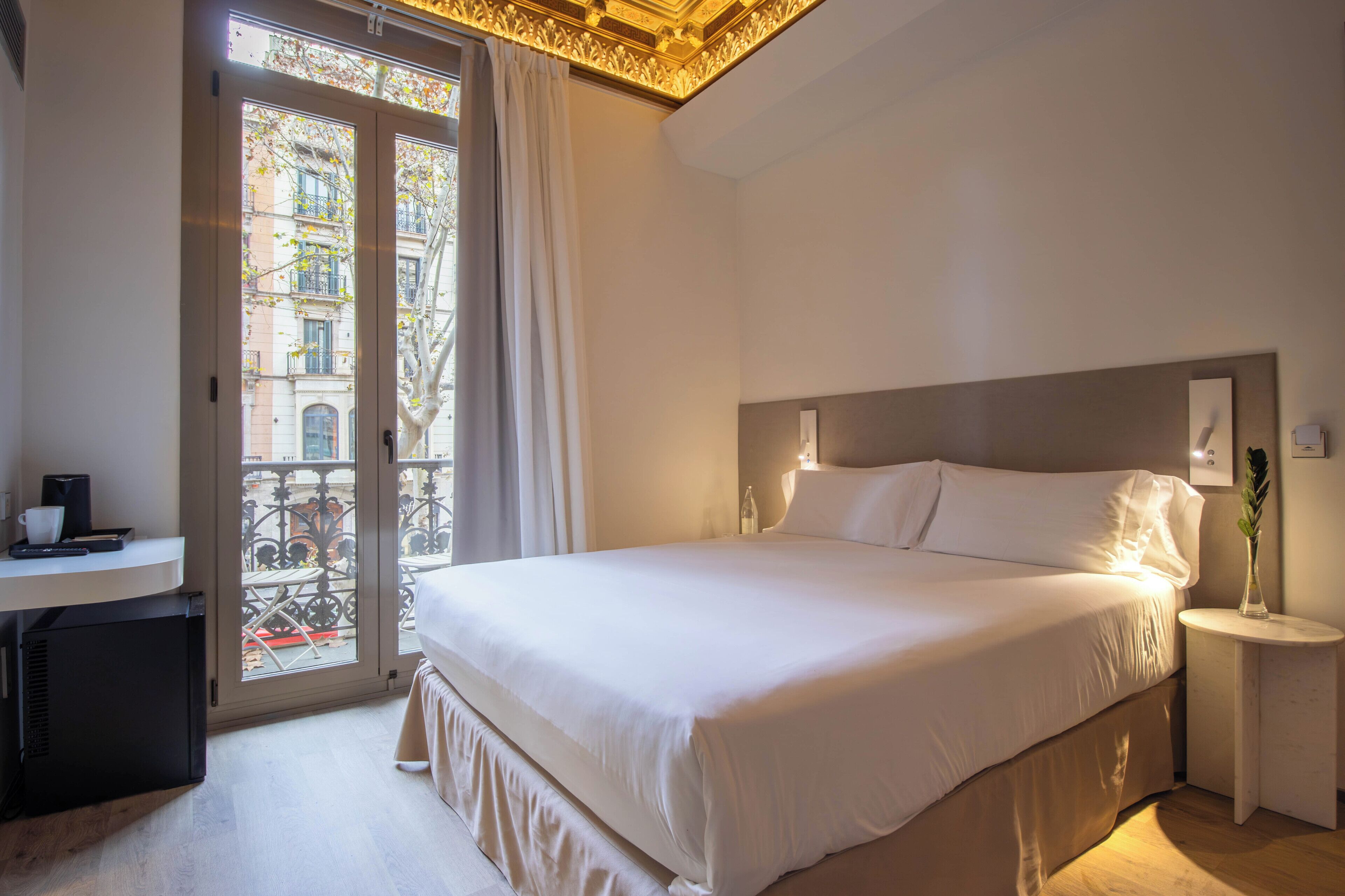 Quarto casal com design assinado (Essència) | Cofres nos quartos, escrivaninha, cortinas blackout, Wi-Fi de cortesia