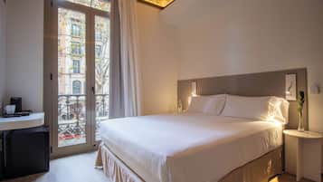 Quarto casal com design assinado (Essència) | Cofres nos quartos, escrivaninha, cortinas blackout, Wi-Fi de cortesia