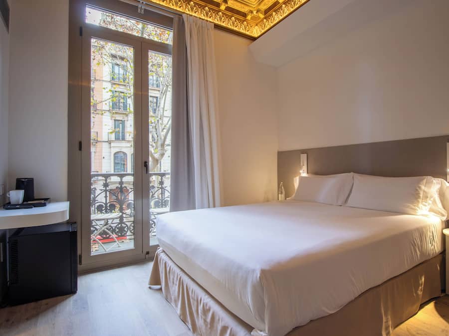Signature tweepersoonskamer (Essència) | Een kluis op de kamer, een bureau, verduisterende gordijnen, gratis wifi