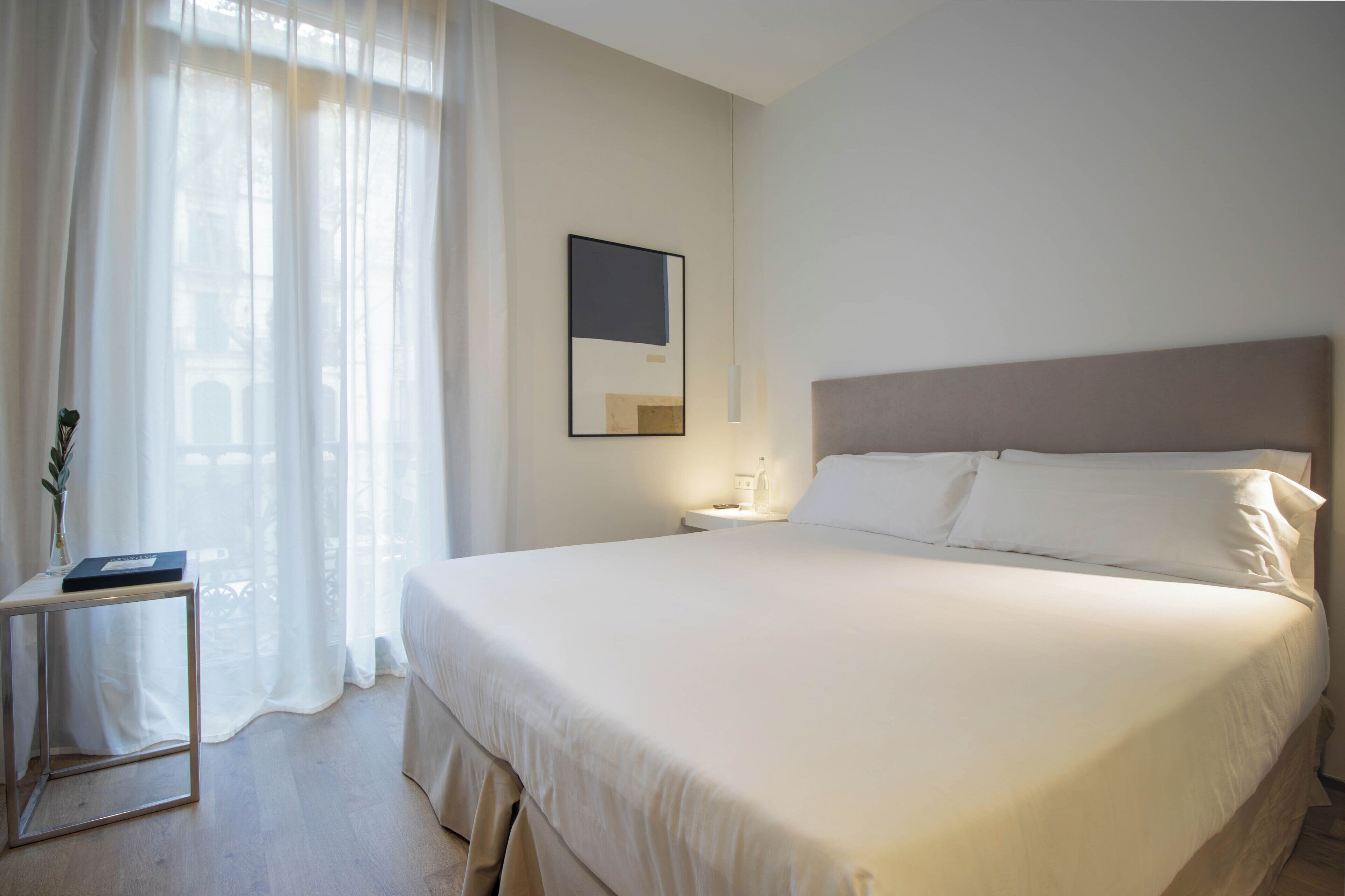 Caja fuerte, escritorio, cortinas opacas y wifi gratis