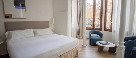 Sviitti (Vol) | Tallelokero huoneessa, työpöytä, pimennysverhot, ilmainen Wi-Fi