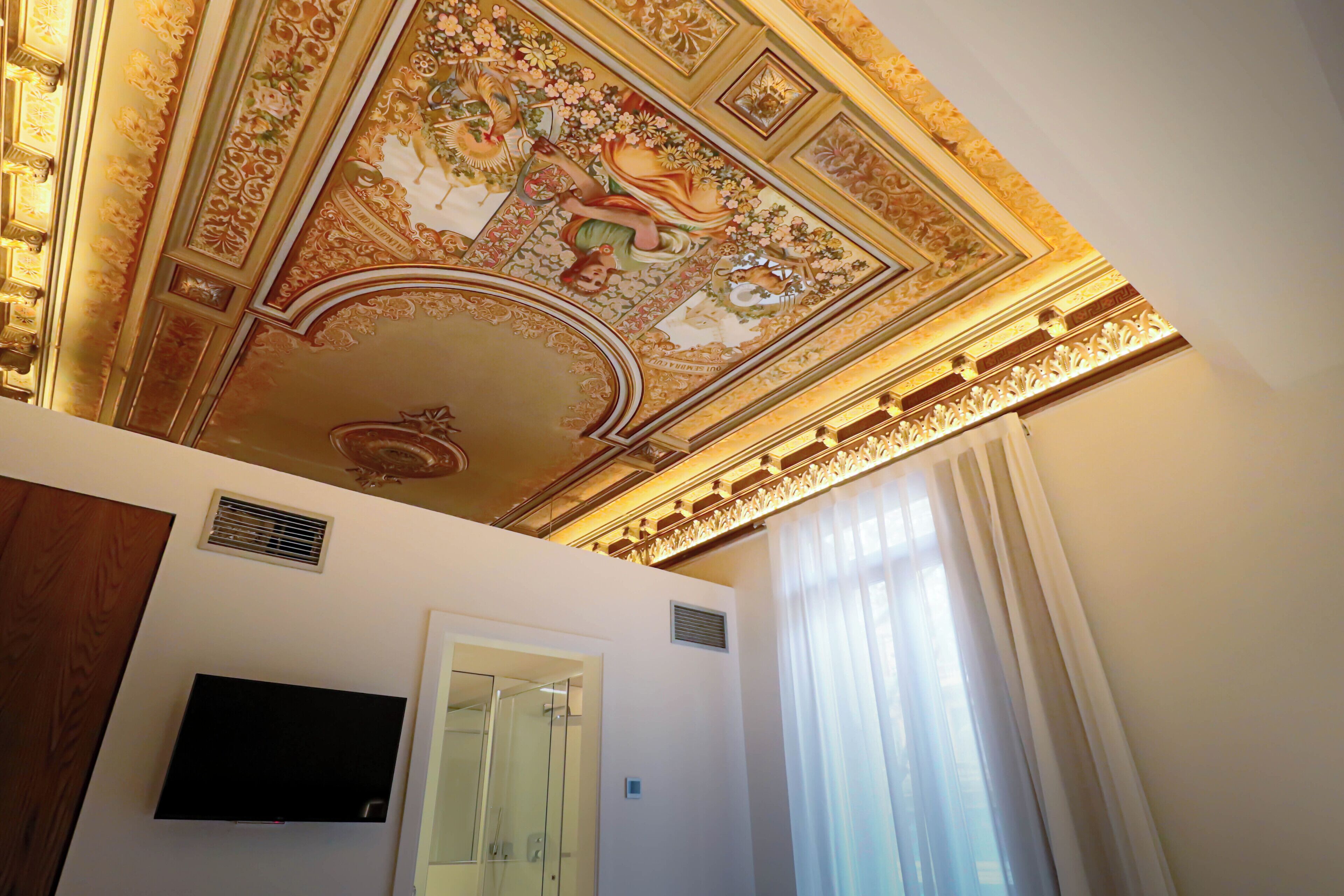 Caja fuerte, escritorio, cortinas opacas y wifi gratis