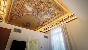 Caja fuerte, escritorio, cortinas opacas y wifi gratis