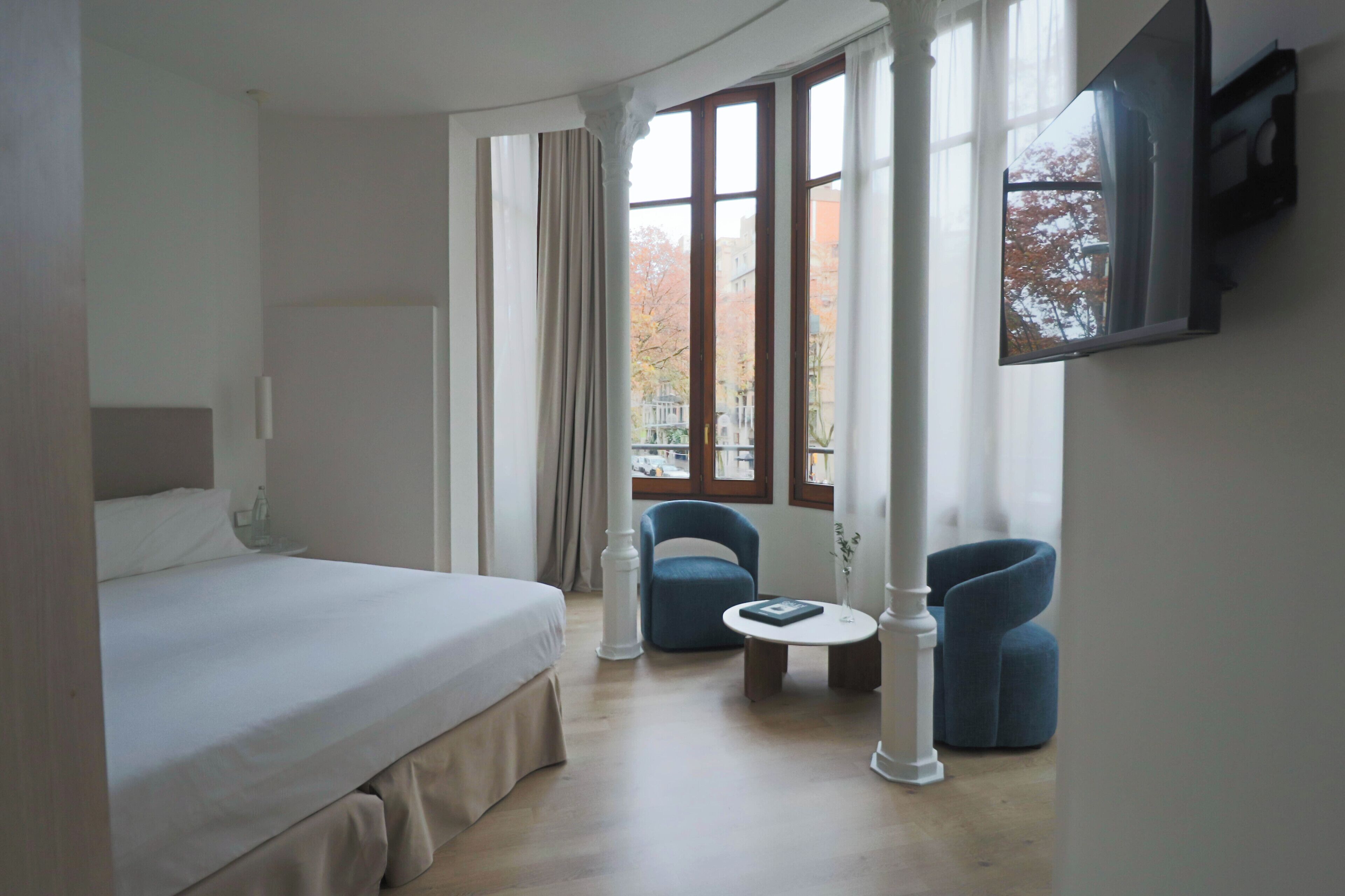 Suite (Vol) | In-room safe, desk, blackout drapes, free WiFi