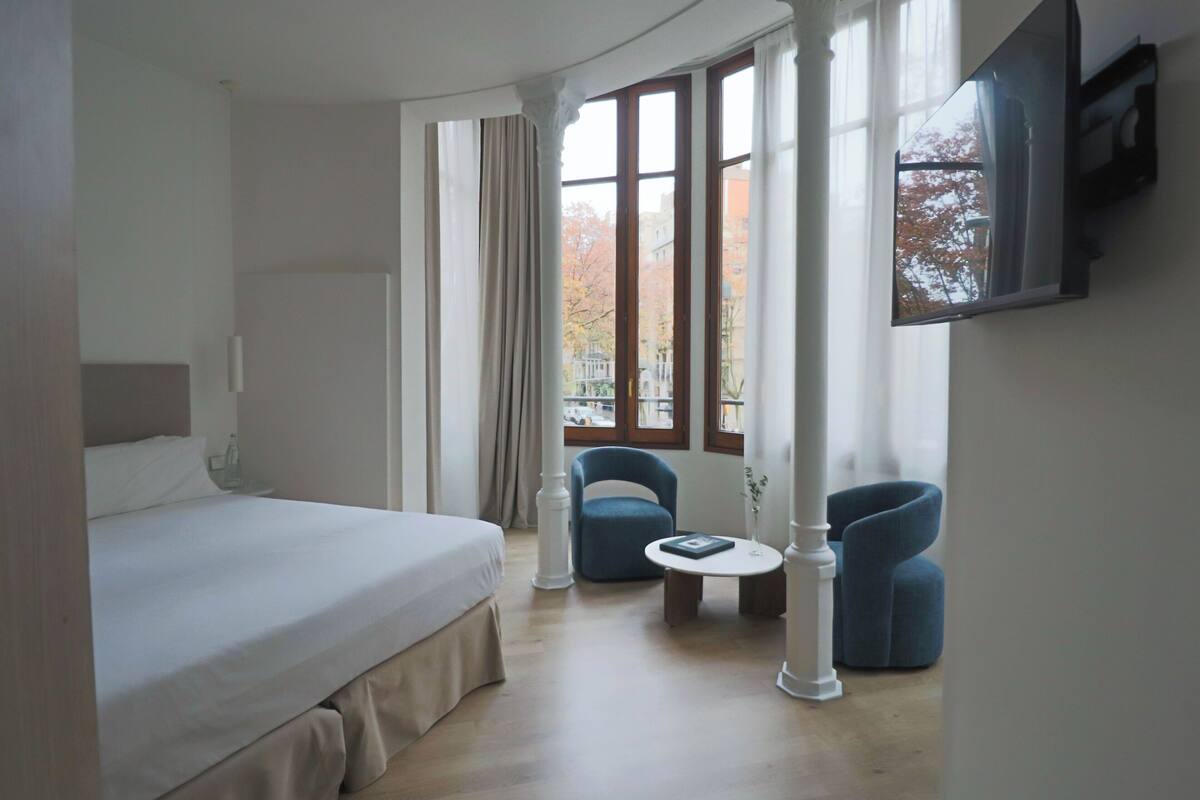 Suite (Vol) | In-room safe, desk, blackout drapes, free WiFi