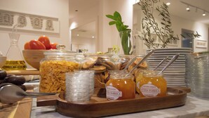 Ein Frühstücksbuffet mit verschiedenen Speisen und Beilagen.