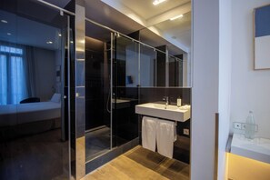 Exclusive Double Room (Pausa) | Bathroom | Shower, free toiletries, hair dryer, slippers - STORNI Barcelona (Barcelona)