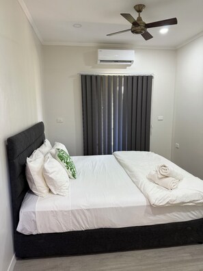 高级公寓, 山景 | 笔记本电脑工作区、遮光窗帘、熨斗/熨衣板