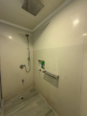 Superior Apartment, Mountain View | Bathroom | Shower, free toiletries, hair dryer, towels - Bang For Your Buck (Nadi)