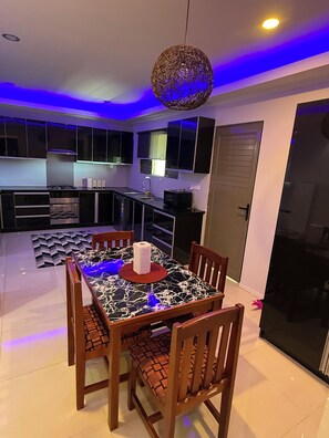 Superior Apartment, Mountain View | Private kitchen