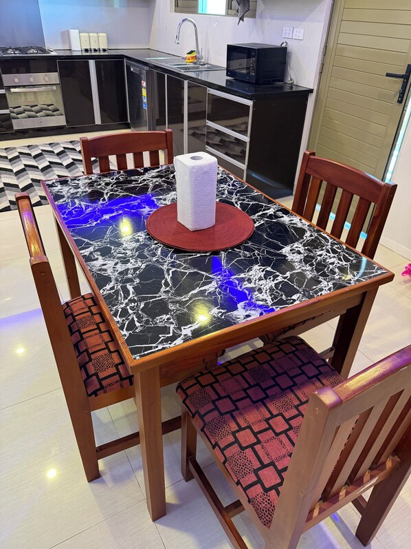 Appartement Supérieur, vue montagne | Cuisine privée | Grand réfrigérateur, micro-ondes, four, plaque de cuisson