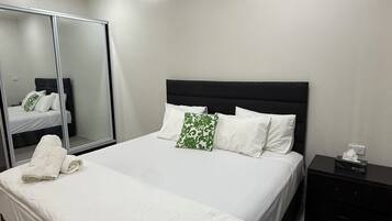 Superior appartement, uitzicht op bergen | Een laptopwerkplek, verduisterende gordijnen