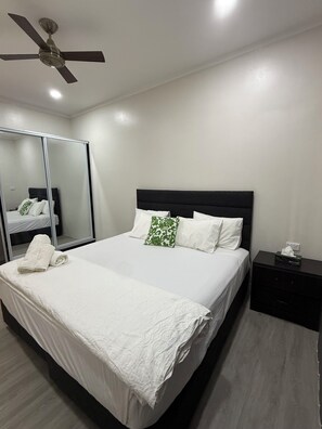 Espacio para trabajar con laptop y cortinas blackout