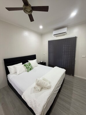 Appartement Supérieur, vue montagne | Espace de travail pour ordinateur portable, rideaux occultants