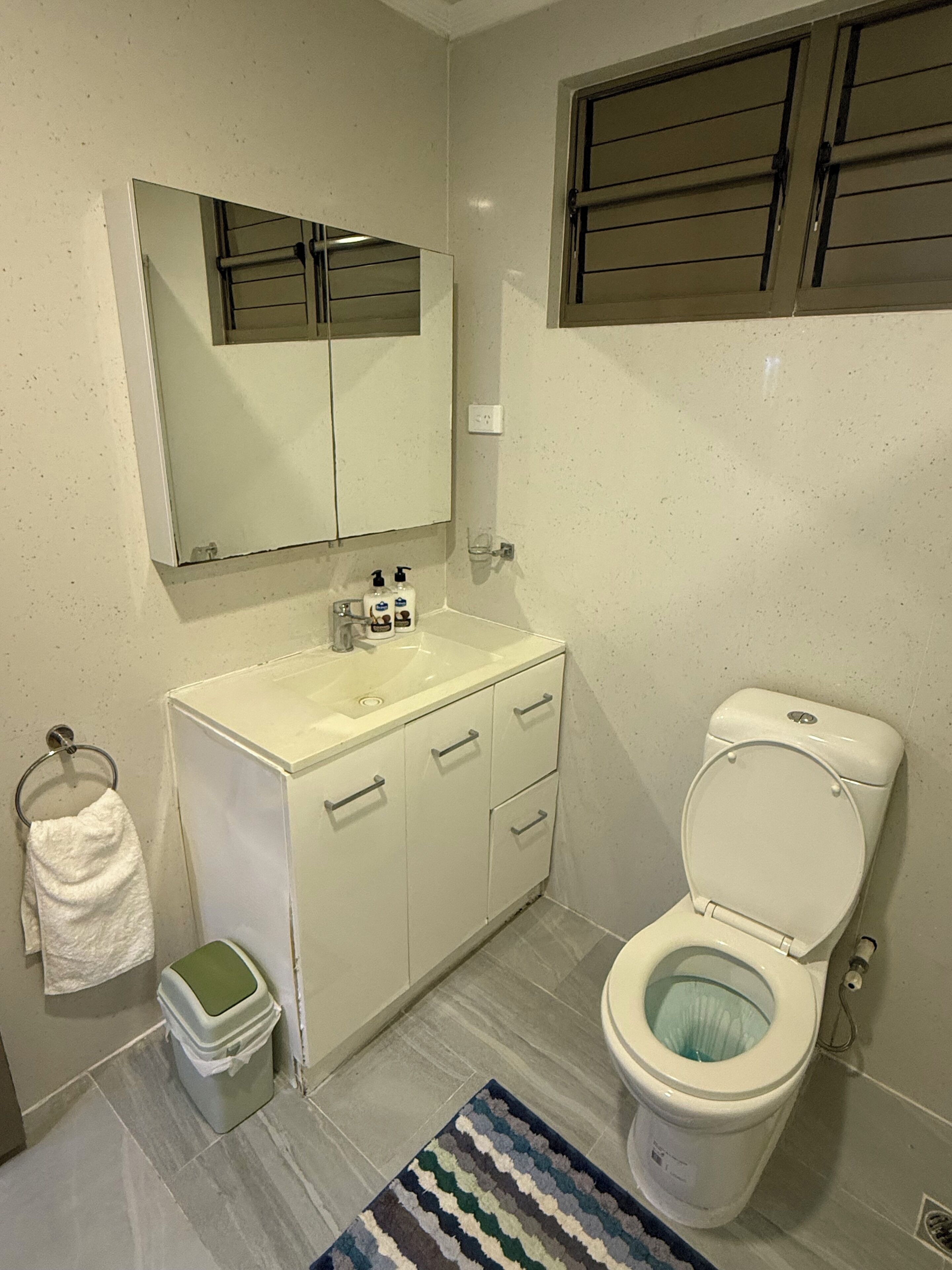 Appartement Supérieur, vue montagne | Salle de bain | Douche, articles de toilette gratuits, sèche-cheveux