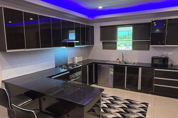 Superior Apartment, Mountain View | Private kitchen | Full-size fridge, microwave, oven, stovetop