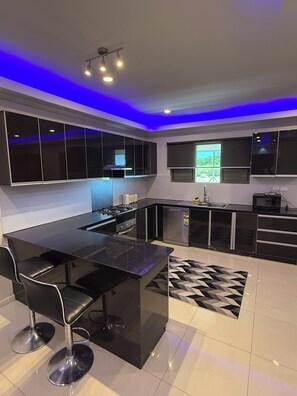 Appartement Supérieur, vue montagne | Cuisine privée | Grand réfrigérateur, micro-ondes, four, plaque de cuisson