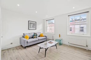 Living area - Amazing 2 bedroom apartment with AC in vibrant London Flat 3 (London)