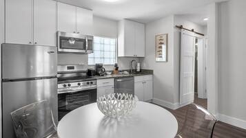 Cabin, 1 Queen Bed with Sofa bed (Two-Bedroom Bungalow) | Private kitchen