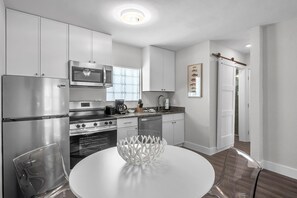 Bústaður - 1 meðalstórt tvíbreitt rúm með svefnsófa (Two-Bedroom Bungalow) | Einkaeldhús