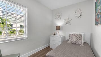 Cabin, 1 Queen Bed with Sofa bed (Two-Bedroom Bungalow)