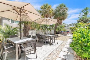 Outdoor dining - The Bungalows (Treasure Island)