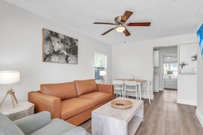 Cabaña, 1 cama Queen size y sofá cama (Family Bungalow) | Área de sala de estar