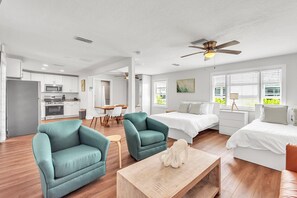 Eine moderne Wohnung mit Küche, zwei Schlafzimmern, Essbereich und Wohnzimmer.