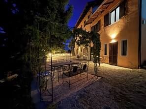 تناول الطعام بالخارج